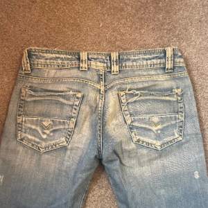 Säljer dessa jeans då dem aldrig kommer till användning. För långa för mig som är 170, kom priv för exakta mått eller andra frågor