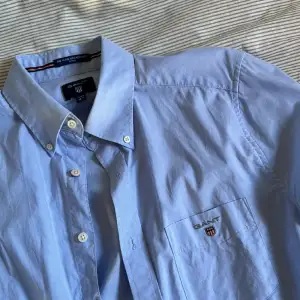 Ljus blå skjorta från Gant. Använd 2 gånger. Storlek M. True to size. Inga skador eller fläckar!
