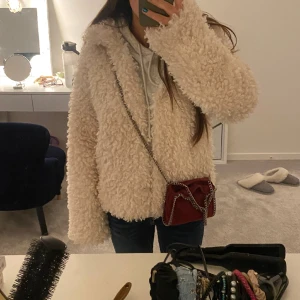 Pälsjacka  - Säljer denna jätte fina pälsjacka från Kappahl! Nypris 899 säljer för 350 (bud på 450)!  Storlek XS skulel säg att den passar en S oxskå!