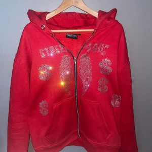 STREET ”TAG” Rhinestone Zip Hoodie Röd - Säljer min rhinestone hoodie som jag köpte under ett limiterat dropp på STREET tags instagram som jag inte använder längre.   