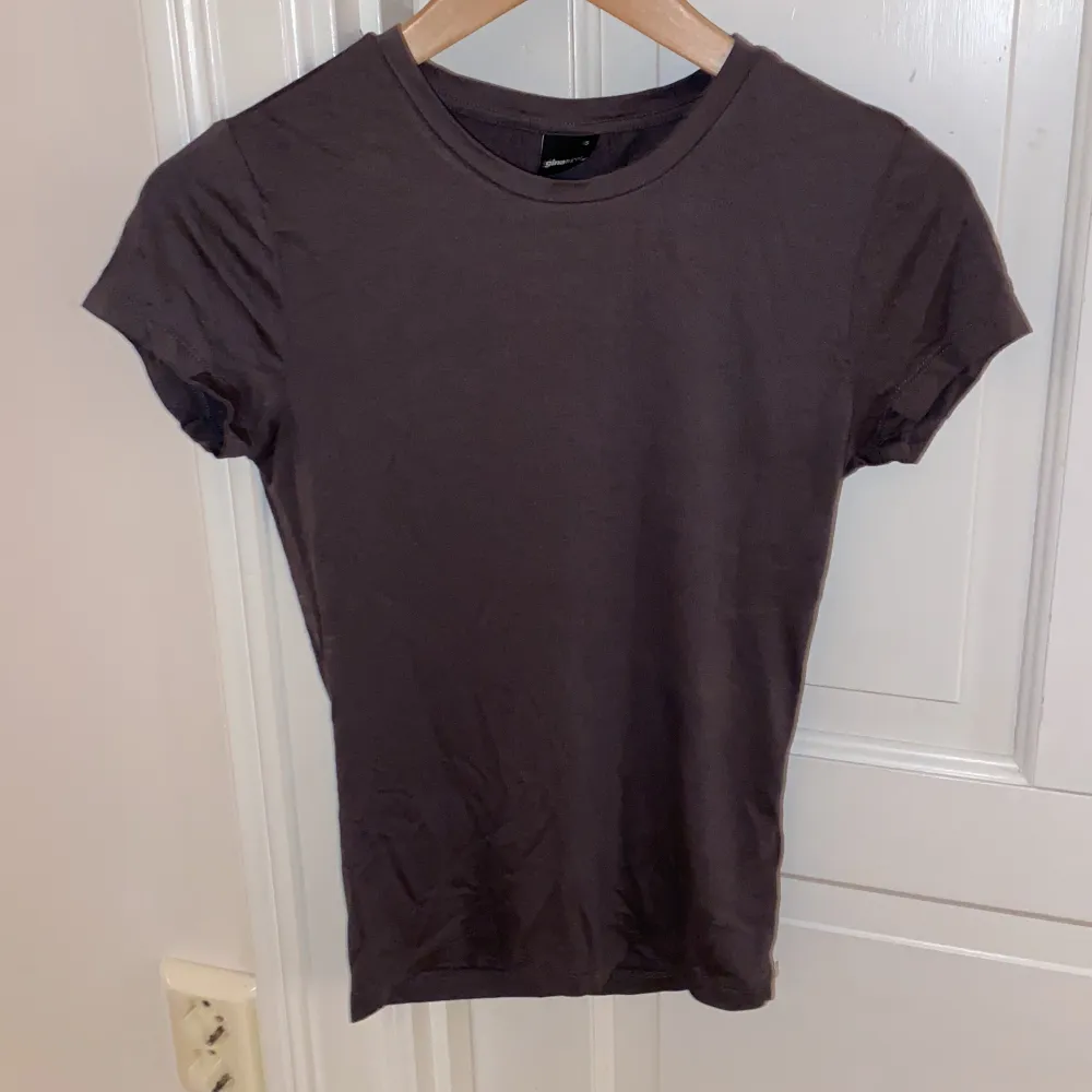 En ”soft touch” t shirt som är brun o är i storlek S. Den är i bra skick och använd ett få antal gånger! . T-shirts.