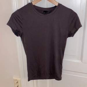 En ”soft touch” t shirt som är brun o är i storlek S. Den är i bra skick och använd ett få antal gånger! 