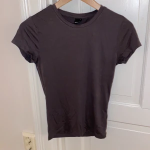 tajt t shirt  - En ”soft touch” t shirt som är brun o är i storlek S. Den är i bra skick och använd ett få antal gånger! 