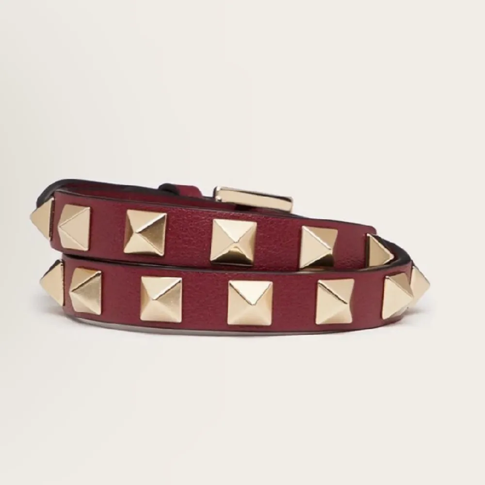 Väldigt fint Dubbelt Valentino armband i vinröd färg! Nypris på Valentinos hemsida för dubbelarmband är 3405kr men det är en del defekter på det så säljer endast för 1000kr. Skriv till mig för bilder på defekterna! . Asusteet.