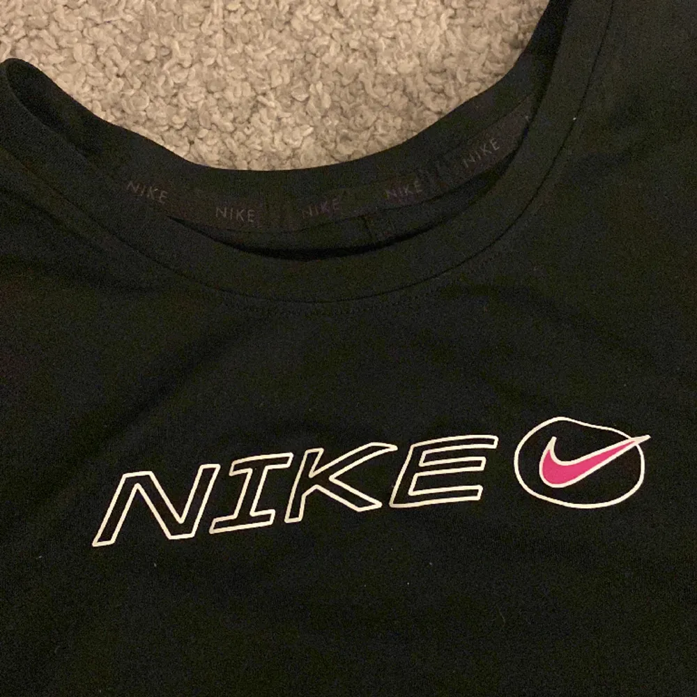 Superfin träningströja från Nike. Säljer då den tyvärr aldrig kommit till användning. Kontakta mig för fler bilder eller frågor💞😇. T-shirts.