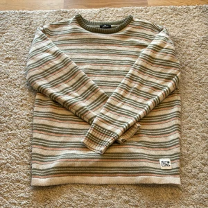 Rip Curl Stickad Tröja - Fin stickad tröja, lite Harry styles stil från märket Rip Curl