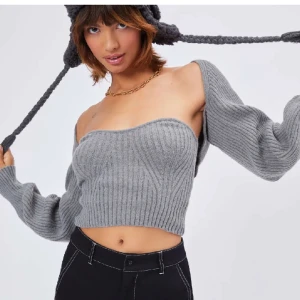 Stickat set - Säljer mitt stickade sett men bolero och tub topp, är i jättebra bra skick. Själv köpt på Plick. Men jag har själv aldrig använt de