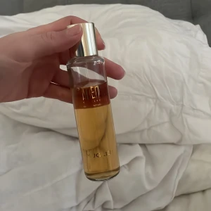 Alien Mugler Goddess Refill 100 ml - Alien Goddes EdP Refill i 100 ml. Kanske 80-85 ml kvar (se bilderna). Tratten följer med. Obs detta är en refill- inte en spray.  Nypris 1300, mitt pris 800!