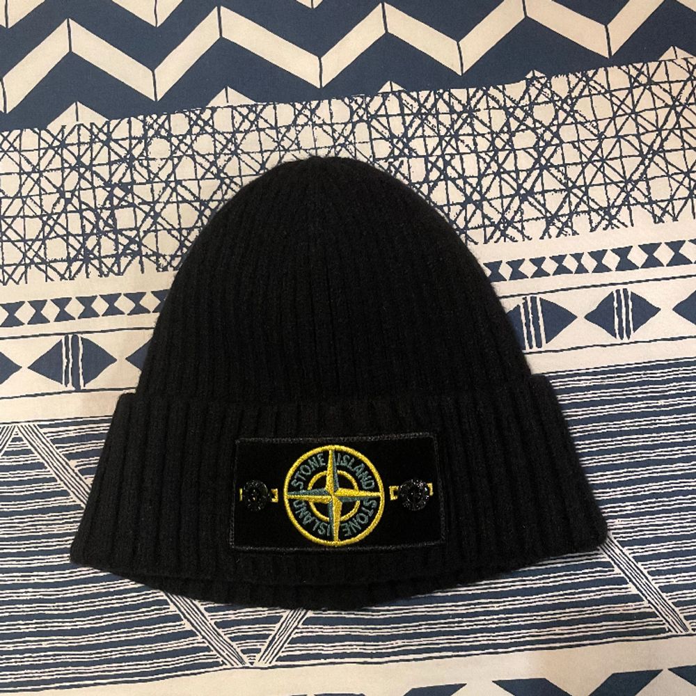 Svart Stone island mössa - Stone Island | Plick Second Hand