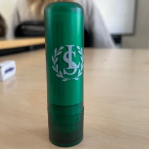 Lundsberg internat skola läppcerat - Säljer mitt helt oanvända läppstift 💄 Köpt på självaste skolan och är otroligt grisch! Skulle säga att det passar någon överklass kille. Rekommenderar för er som vill ha lite mer status och visa dominans på ett diskret sätt😁