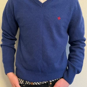 Morris stickad tröja - marinblå - Riktigt soft plagg från Morris. Tröjan är av 100% Lammull. Skick 9/10. Storlek L sitter som M. Priset kan diskuteras vid snabb affär. Hör av dig vid minsta fundering🍾