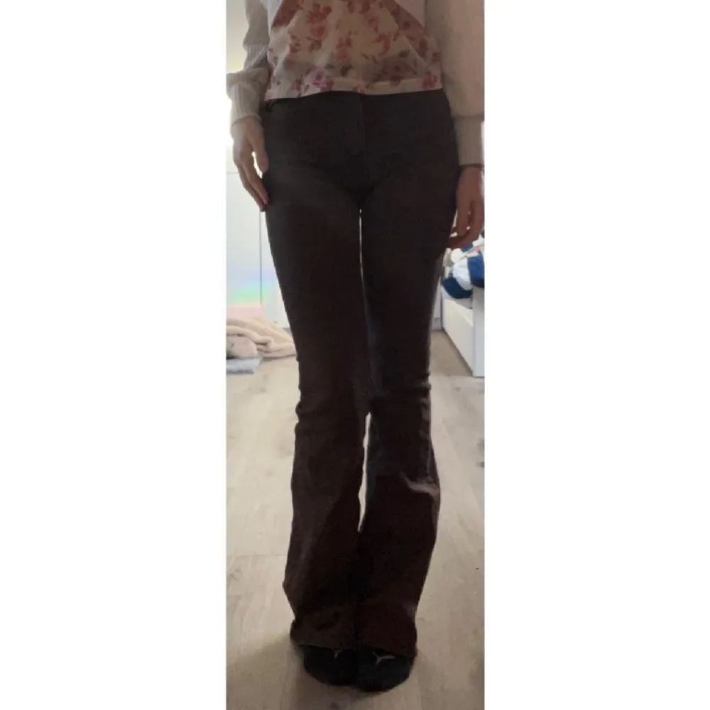 Super sweet and pretty fall set o A super cute beige top and brown flared jeans🌸 It is a super adorable add on for your fall or winter wardrobe They both are originally from H&M and in a top condition🎀. Skjortor.