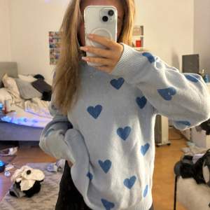 Ljusblå stickad tröja med hjärtan i storlek S/M, superfint skick 