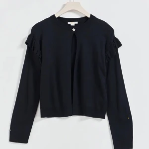 Gina tricot mörk blå kortfa  - Storlek 170. Aldrig använd råka klippa av lappen som var på innan jag prova den efter köpet men ångrade mig. Så gick inte att lämna tillbaks. Säljer den för att den var för stor. Skriv till mig om du har några frågor❤️ Frakt 50kr 