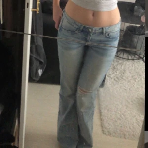 blåa jeans - snygga lågmidjade jeans med hål på ena knät, de är i fint skick och jag är 1,66 lång står storlek 38 men jag skulle säga Xs/S