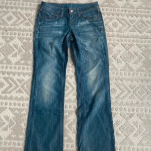 Only jeans - Lowwaist jeans från Only. W27, L32 och passar någon som vanligtvis har 36/34. Midjemått: 37cm. Innerbenslängd: 78cm. Skriv för fler bilder.