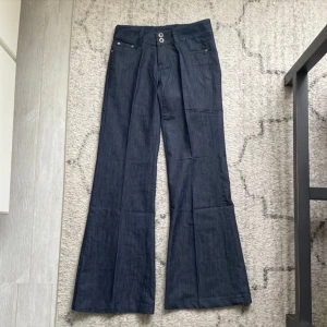 Vintage Bell Bottom Jeans - I bra skick med inga skador  Storlek Medium med en snygg passform  Mått Bredd på midjan: 38cm Längd: 104cm Fotöppning: 30cm  Skriv ifall du har några fler frågor!