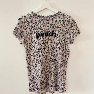 T-shirt Leopard från Zadig & Voltaire - Fin och användbar t-shirt från Zadig & Voltaire 🧡 Ny pris: 1200 kr, Mitt pris: 400 kr 