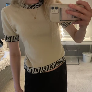 Stickad t-shirt - Säljer denna super gulliga t-shirt med mönster från yu&me i stl M/L men passa perfekt på mig som har stl S! Endast använd ett fåtal gånger💕💕