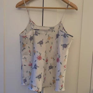 Vintage line - Vintage line i silke Säljer till högre pris för att det är vintage och silke kan diskutera att sänka priset 