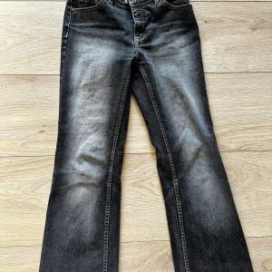 Säljer ett par Lågmidjade jeans i en mörkgrå tvättad färg, de är i mycket bra skick! det är från Lindex i storlek 38, men passar mig som vanligtvis är 34/36