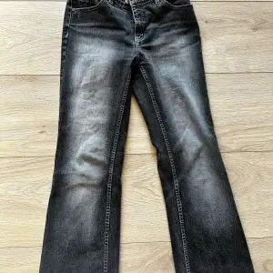 Säljer ett par Lågmidjade jeans i en mörkgrå tvättad färg, de är i mycket bra skick! det är från Lindex i storlek 38, men passar mig som vanligtvis är 34/36