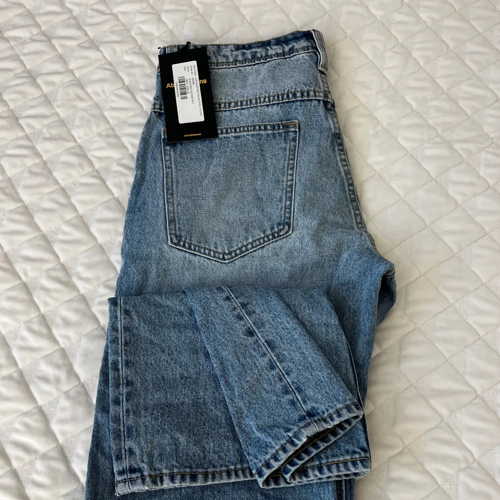 De perfekta blåa jeansen för din garderob! Dessa Abrand Jeans är helt nya och oanvända. Jätte fina i verkligheten men passade inte min storlek.    10/10 i skick.  Ordinare Pris : 990kr  Mitt Pris: 490kr    🙂. Jeans & Byxor.
