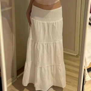 Vit långkjol (lånad bild) - En fin långkjol med resårband