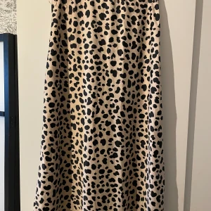 Midikjol från Ginatricot - Nyskick endast använd fåtal gånger! Storlek 36/S, leopardmönstrad perfekt inför sommar/vår!