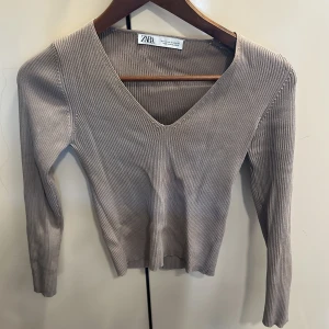 Grå tröja från zara - Säljer denna grå beige tröja från zara i storlek m