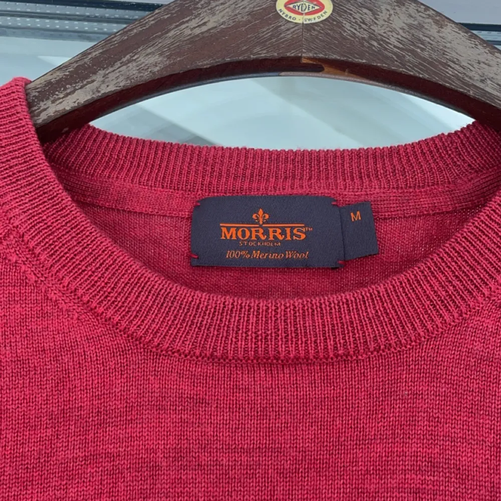 🔵 säljer nu denna helt nya Morris tröjan i 100% merinoull, oanvänd, storlek M, hör av er vid minsta fundering 🤝. Tröjor & Koftor.