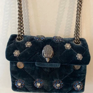 Kurt Geiger väska - Den lilla väskan från Kurt Geiger, använd 1 sommar sedan dess legat i garderoben! 