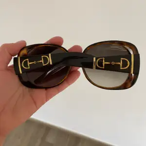 Vintage Gucci solglasögon. Väldigt bra skick. Fodral också. Orginalpris ca. 4500kr