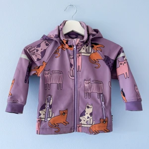 Softshelljacka - Lila softshelljacka från Lindex Fix Otroligt söt, min dotter har älskat den.  Den är i mycket bra skick men nu upptäckte jag några fläckar på den som säkerligen går att behandla