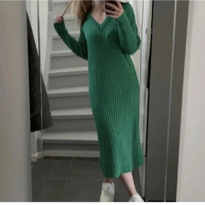 Stickad klänning💚 - oanvänd - Grön stickad klänning från märket "Pieces", aldrig använd. Köpt för 199kr, säljer för 150kr.