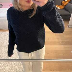 Marinblå tjocktröja  - Stilren tunnare tjocktröja. Storlek xs! 
