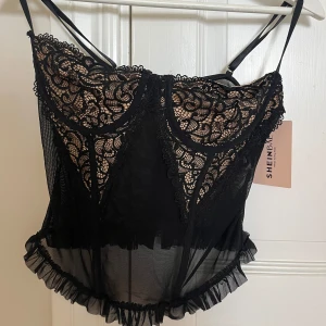 Spets topp - Så fin spetts topp! Köpt förra veckan, lite för stor för mig, köpt för 160 kr❤️