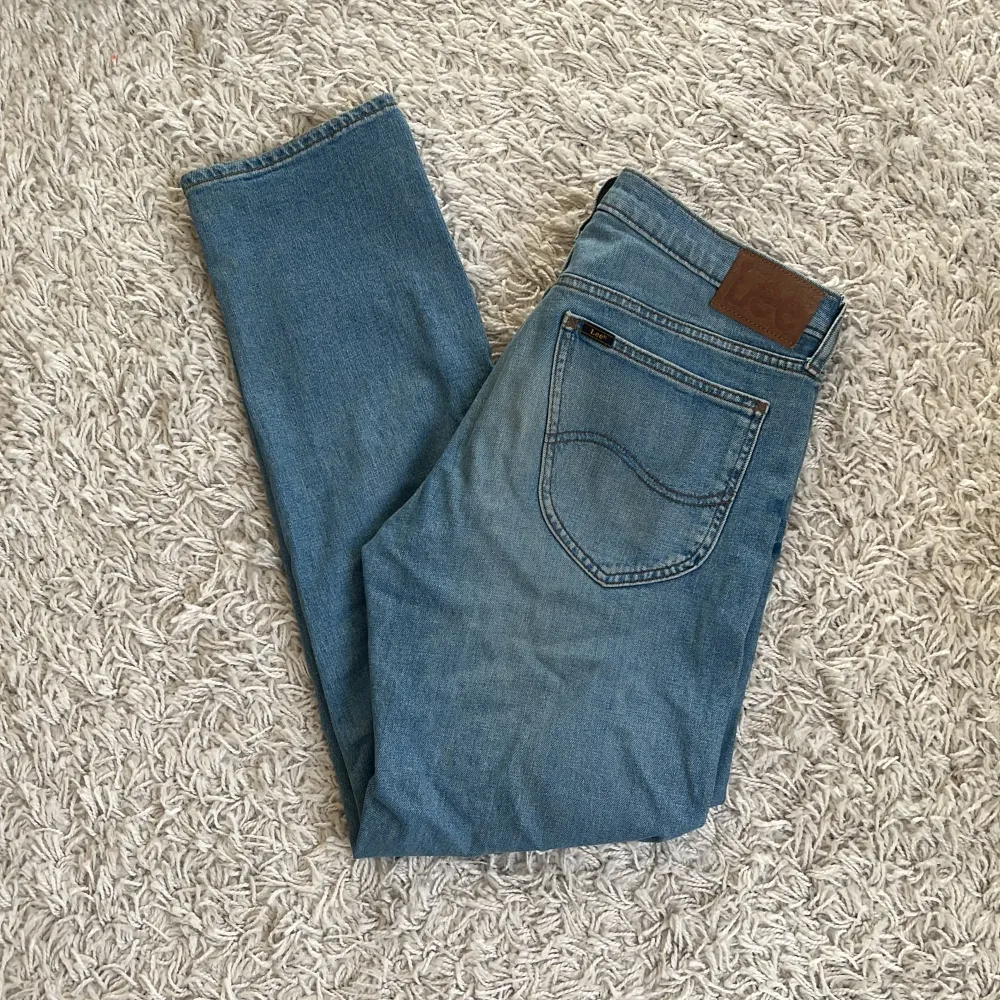 Säljer dessa snygga blå jeans från Lee. De är använda ett par gånger så så gott som nya! Hör av dig vid fler frågor eller funderingar!. Jeans & Byxor.