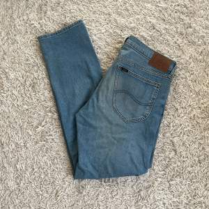 Säljer dessa snygga blå jeans från Lee. De är använda ett par gånger så så gott som nya! Hör av dig vid fler frågor eller funderingar!