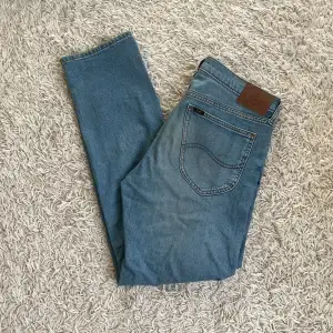 Säljer dessa snygga blå jeans från Lee. De är använda ett par gånger så så gott som nya! Hör av dig vid fler frågor eller funderingar!