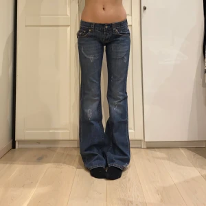 lågmidjade bootcut jeans💕 - nya med lappen kvar! midja 38 cm rakt över o innerben 85 cm (syr upp gratis på maskin om det behövs!) ja e 169 för referens