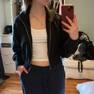 Svart kofta - Svart, croppad zip up hoodie/kofta från H&M. Nyskick! Strl XS. 100kr + ev frakt