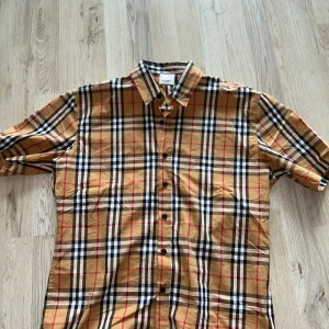 Burberry Skjorta - Helt ny skick. Storlek L. skjorta och shorts ingår