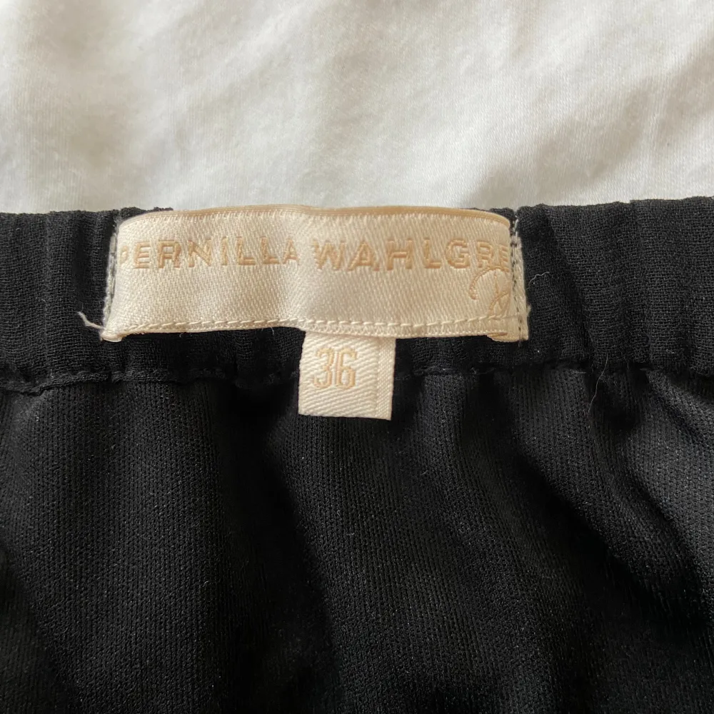 Säljer denna skitsnygga kjol. Från Pernilla wahlgrens kollektion. Säljer då den ej kommer till användning💕. Kjolar.