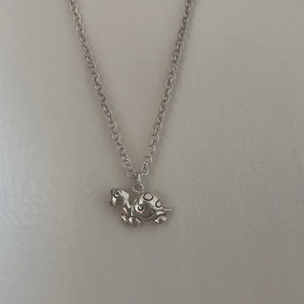 Säljer nu detta fina skölpadahalsbandet till ett rimlig pris!! Köpte de på guldfynd för ett tag sen och det har helt enkelt inte kommit till användning, Material 925 sterling silver💕💕 (stämpel finns) . Accessoarer.