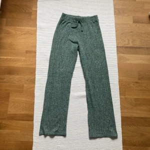 Gröna mjukisbyxor  - Gröna stickade mjukis byxor från zara i storlek 164. Lite noppriga men annars i bra skick. Pris kan diskuteras.