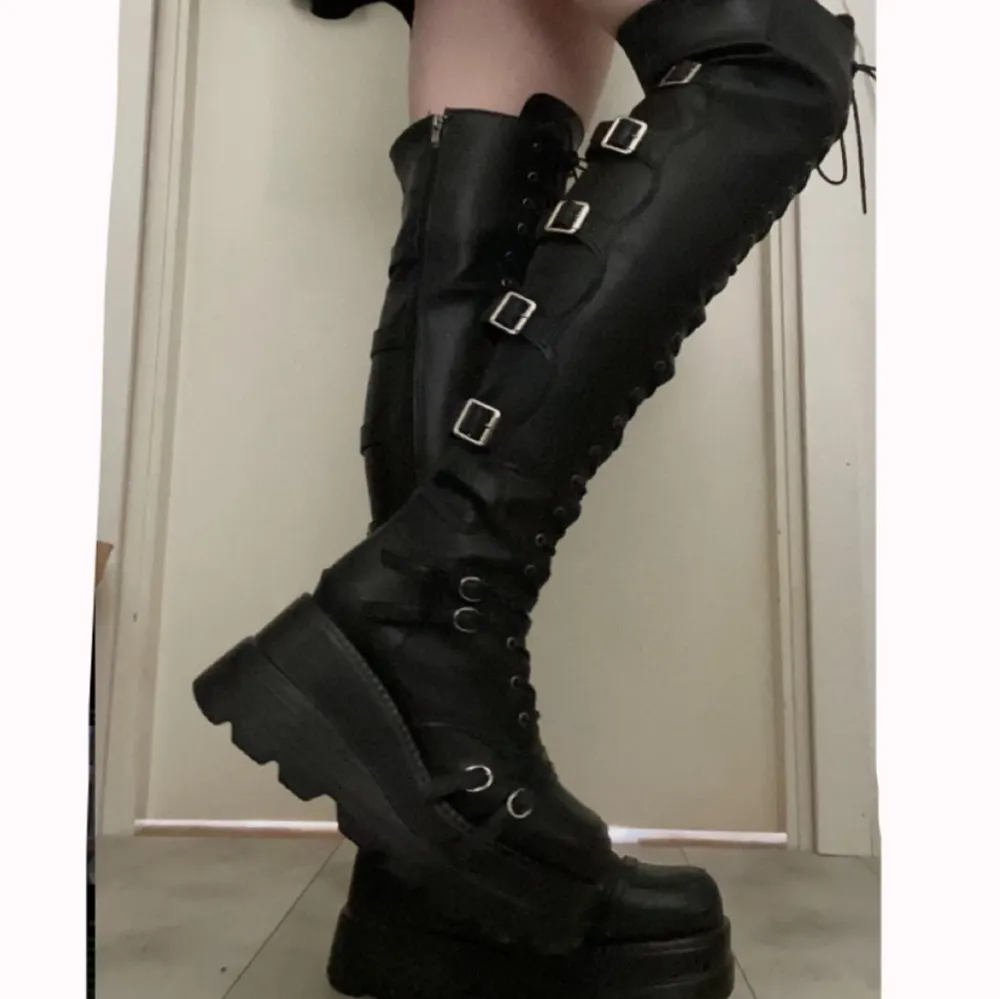 Superfina boots som jag inte använder längre. Använda en gång. Är 171 cm lång och dem går lite över knät på mig. Storlek 41 och true to size.. Skor.