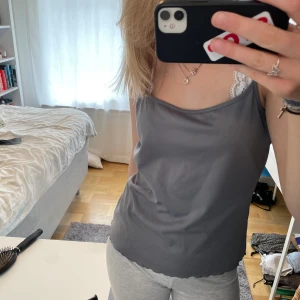 Grått Linne  - Säljer detta jättesöta gråa linne som är perfekt till sommaren! Står ingen storlek men skulle säga att det passar L och XL❤️ Materialet är lite glansigt 