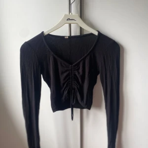 Svart tröja med knytning - Svart långärmad tröja från SHEIN, använd fåtal gånger!