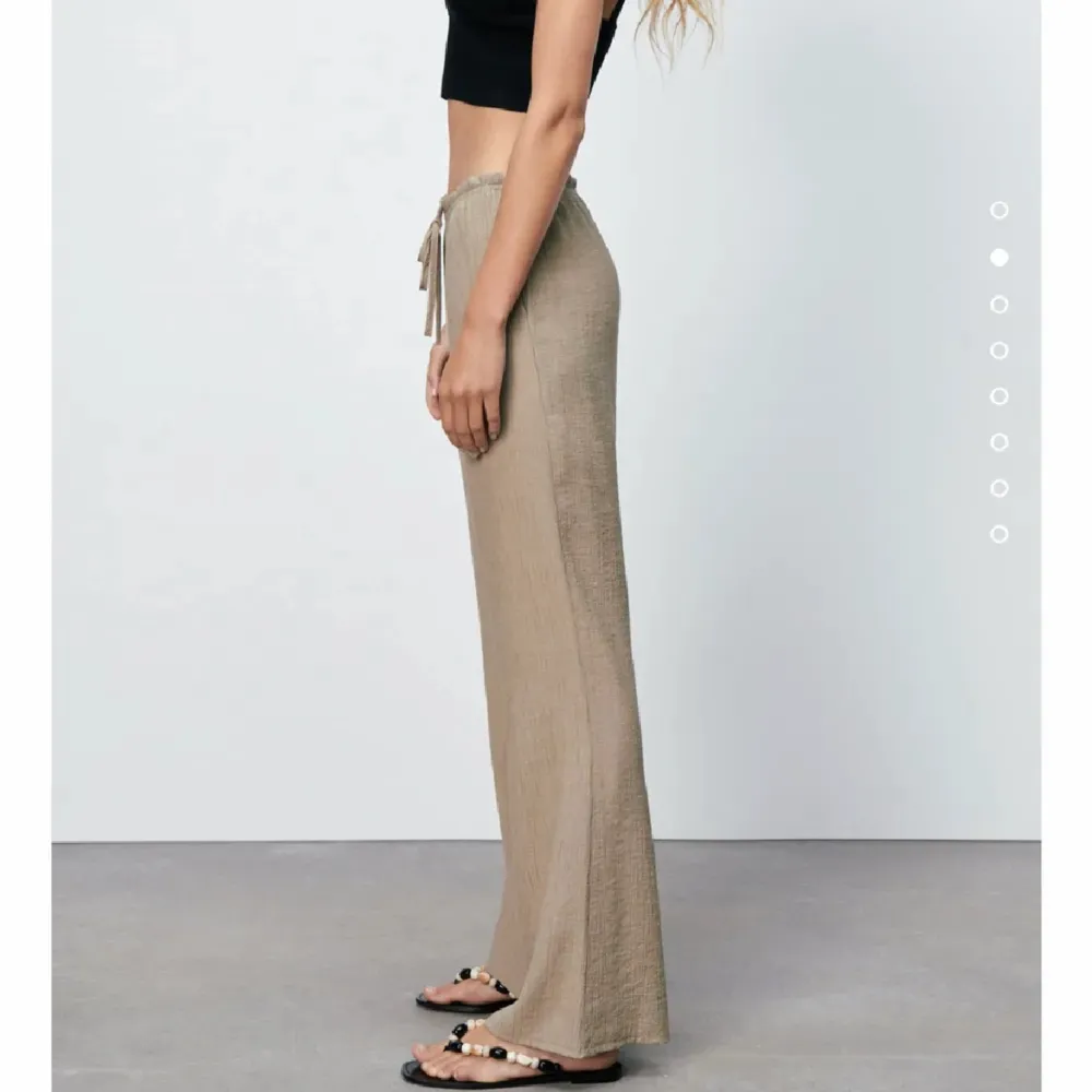 Trendiga byxor från Zara använda 1 gång, lite skrynkliga på bilden då de legat i garderoben. Jeans & Byxor.